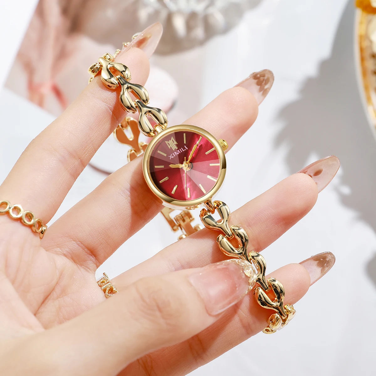 Elegant Women's Quartz Watch – Small Dial Heart Chain Bracelet Minimalist Wristwatch