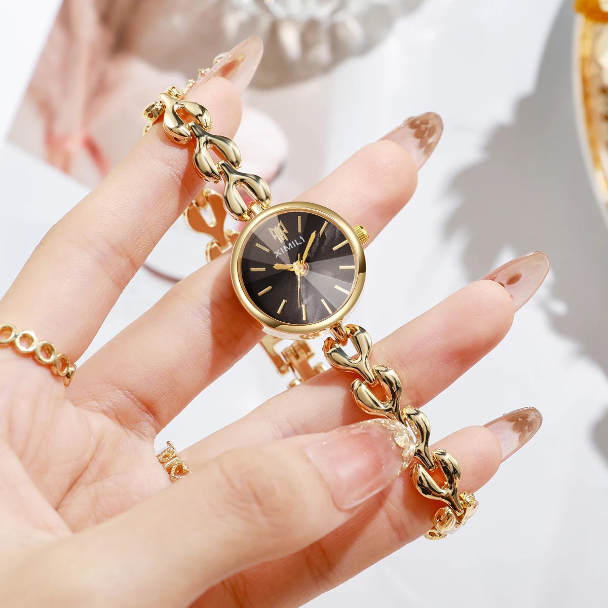 Elegant Women's Quartz Watch – Small Dial Heart Chain Bracelet Minimalist Wristwatch