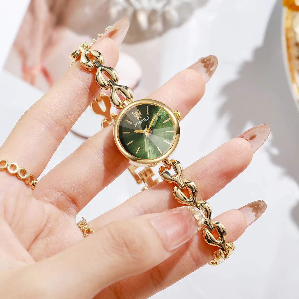 Elegant Women's Quartz Watch – Small Dial Heart Chain Bracelet Minimalist Wristwatch