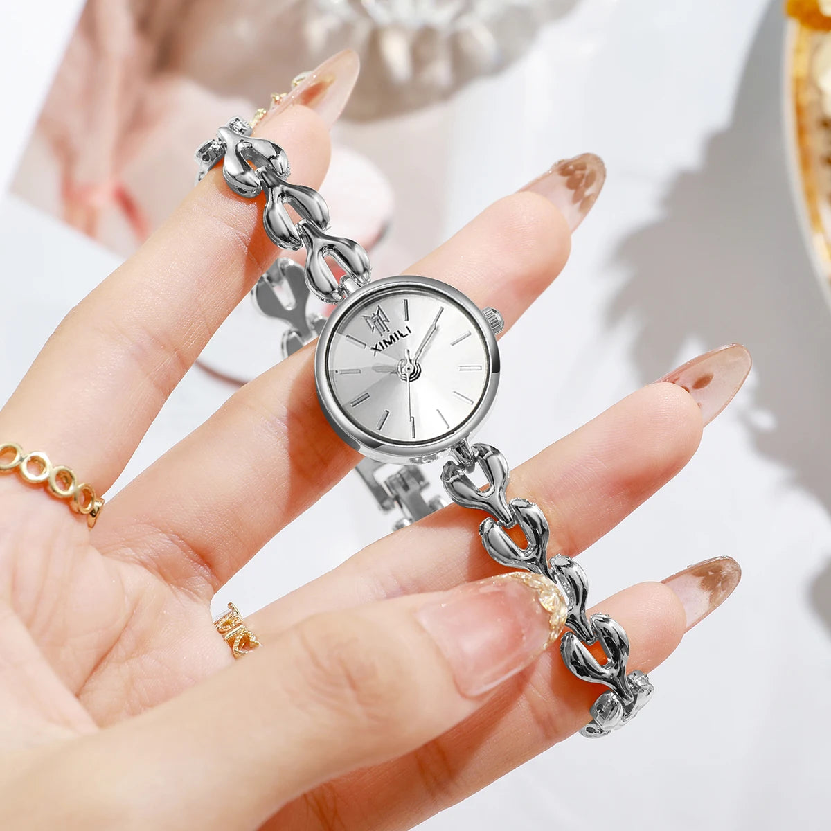 Elegant Women's Quartz Watch – Small Dial Heart Chain Bracelet Minimalist Wristwatch